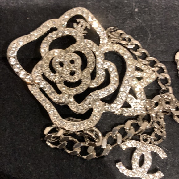 CHANEL Swarovski Crystal Camellia Rhinestone 🤍Silver Chain CC Belt Necklace NWT - Picture 7 of 16